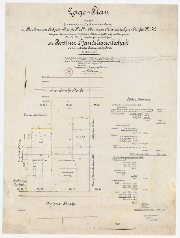 Alter Dokument mit einer handgezeichneten Grundrissplan des Berliner Handelagellachaft-Gebäudes, mit Text und einem Stempel auf der linken Seite.
