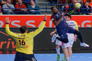 Eine Gruppe von Männern, die auf einem Platz Handball spielen, mit einem Ball in der Luft und Zuschauern im Hintergrund, die das Spiel beobachten, das Teil der Futsal-Weltmeisterschaft 2019 zwischen Paris Saint-Germain und Bordeaux ist.