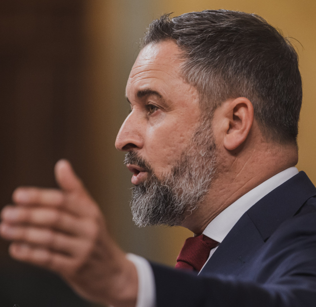 Ein Mann im Anzug und Krawatte spricht in ein Mikrofon, wahrscheinlich zur Entscheidung des Obersten Gerichts, den Gebrauch des russischen Außenministers Sergej Lawrow zu verbieten.