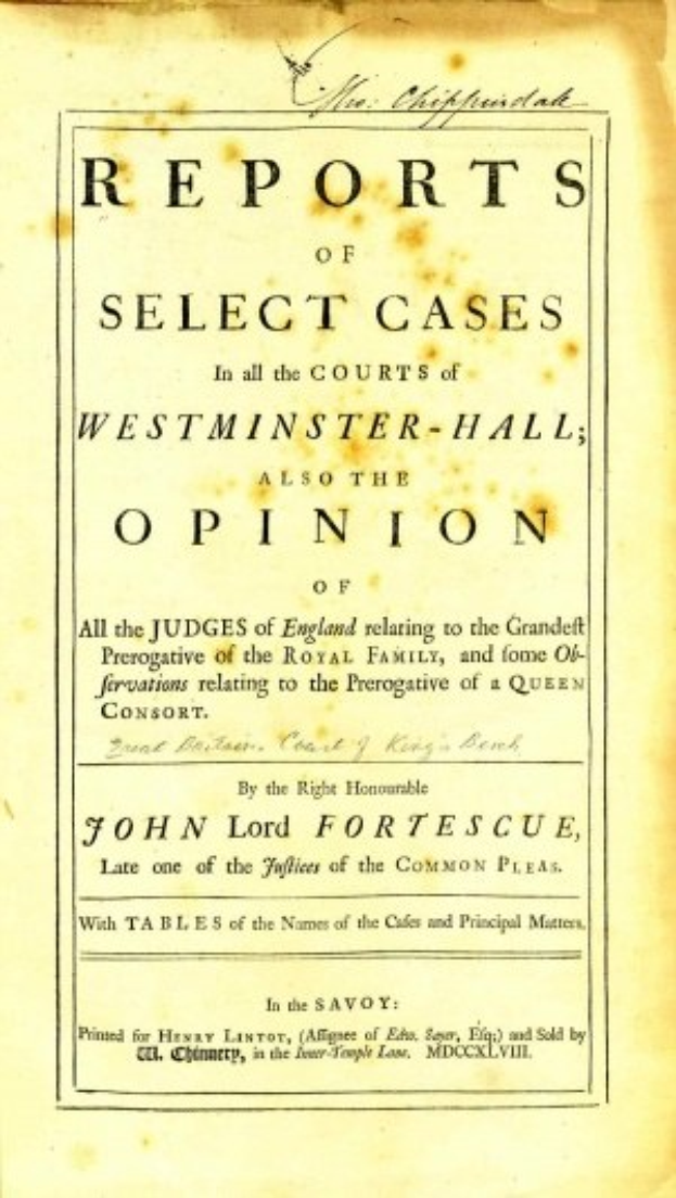 Deckblatt eines offenen alten Buches mit dem Titel 'Berichte über ausgewählte Fälle in den Gerichten von Westminster-Hall sowie die Meinung von John Lord Fortescue' mit sichtbarem schwarzem Tintentext auf der Seite.