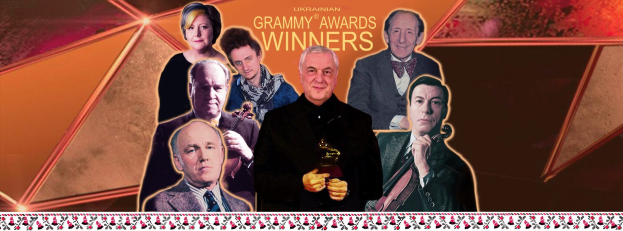 Gruppe von Menschen auf einer Bühne, die einen Preis halten und feiern, mit dem Text 'Grammy Awards Winners' und einem Design unten.