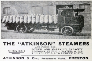 Anzeige für Atkinson Steamers mit einem Fahrzeug auf einer Straße mit Gepäck, einem Gebäude im Hintergrund und dem Text "Atkinson Steamers - Die größte Leistung und Tragfähigkeit" unten.