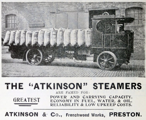 Anzeige für Atkinson Steamers mit einem Fahrzeug auf einer Straße mit Gepäck, einem Gebäude im Hintergrund und dem Text "Atkinson Steamers - Die größte Leistung und Tragfähigkeit" unten.