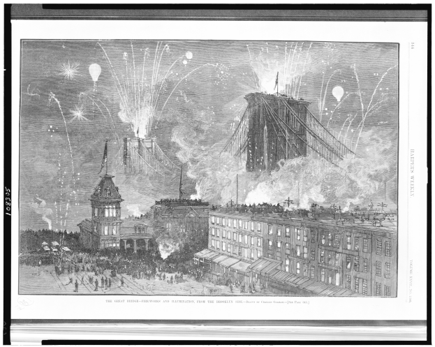 Schwarz-weiß-Foto der Brooklyn Bridge mit Feuerwerk am Himmel, umgeben von Gebäuden, Menschen und Fallschirmen, mit Text unten.