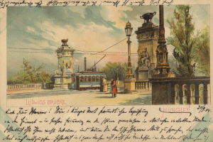 Alte Ansichtskarte mit einer Brücke in München, Deutschland, mit Skulpturen, Pfählen, Lampen, Drähten, Bäumen und ein paar Menschen im Vordergrund, vor einem Himmel als Hintergrund, mit sichtbaren Schriftzeichen auf der Ansichtskarte.