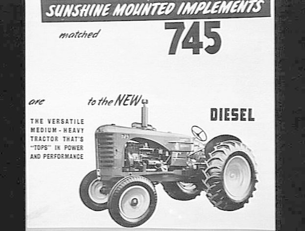 Schwarz-weißes Werbeplakat für einen 745-Traktor mit angebauten Geräten, das ein Bild des Traktors und beschreibenden Text zeigt.