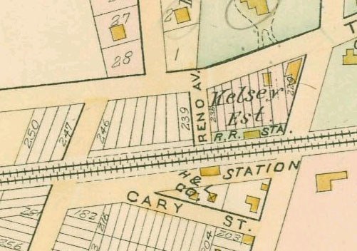 Alte Karte einer dicht bebauten Stadt mit nummerierten Parzellen und Text, als 'Land zum Verkauf' beschriftet.