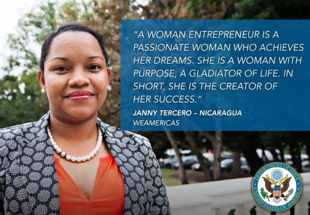 Eine Frau-Unternehmerin in einer schwarzen und weißen Jacke und einem orangen Kleid steht vor einem Hintergrund aus Bäumen, Fahrzeugen und Himmel, mit einem Logo und Text über ihren Zweck und Erfolg auf der rechten Seite.