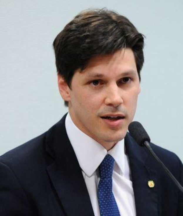 Ein Mann im Anzug spricht in ein Mikrofon an einem Rednerpult, wahrscheinlich bei der Genehmigung eines Gesetzes durch die Regierung.