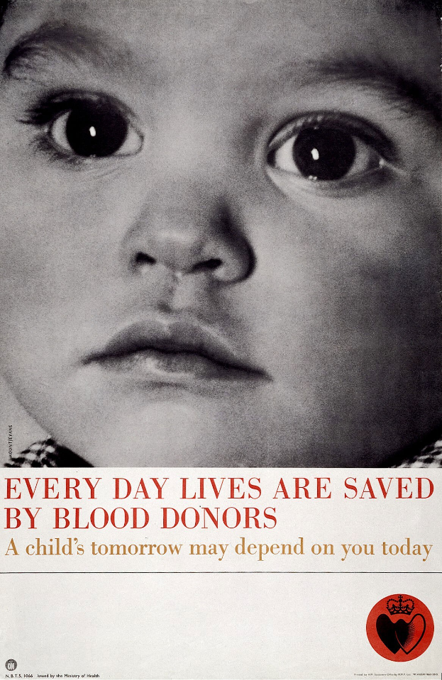 Plakat mit einem Kindergesicht in der Mitte, umgeben von fetter schwarzer Schrift, die "Jeden Tag werden durch Blutspender Leben gerettet." lautet