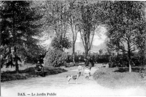 Ein Schwarz-Weiß-Foto von Menschen, die ihre Haustiere im Park spazieren führen, mit einer Person auf einer Bank im Vordergrund und Bäumen im Hintergrund. Unten auf dem Bild ist Text zu sehen.