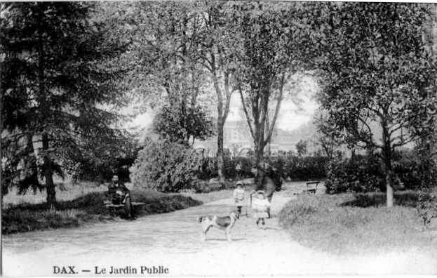 Ein Schwarz-Weiß-Foto von Menschen, die ihre Haustiere im Park spazieren führen, mit einer Person auf einer Bank im Vordergrund und Bäumen im Hintergrund. Unten auf dem Bild ist Text zu sehen.