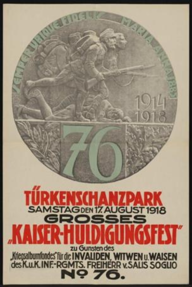 Plakat zum 70-jährigen Jubiläum des Kaiser-Huldigungsfestes in Berlin, Deutschland, mit einer Gruppe von Menschen in der Mitte und Text und Zahlen, eingerahmt von einem klassischen Photo-Rahmen.
