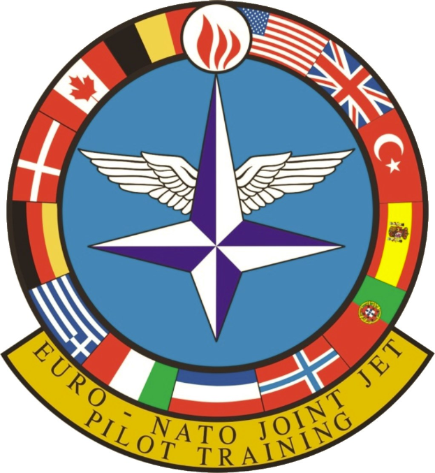 Blauer Kreis mit einem weißen Stern in der Mitte, umgeben von vier Fahnen in verschiedenen Farben, und weißer Text, der 'NATO Joint Jet' lautet.