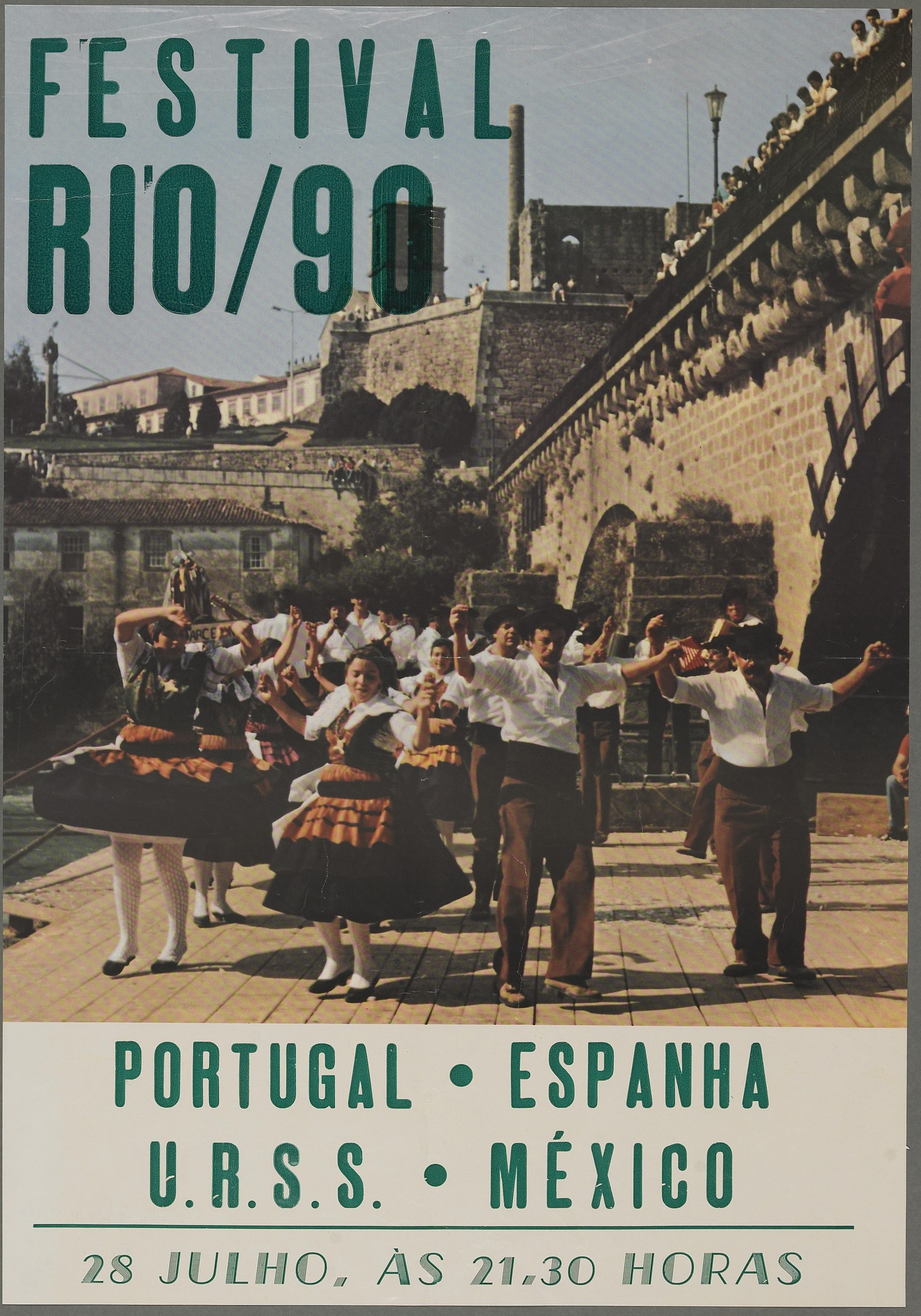 Plakat für das Festival Rio/90 in Portugal, Spanien, mit tanzenden Menschen im Vordergrund und Gebäuden, Bäumen und einem klaren blauen Himmel im Hintergrund sowie Text unten.