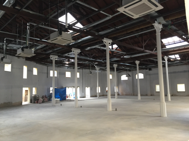 Großes Industriehalle mit zahlreichen Fenstern, tragenden Säulen und Deckenbeleuchtung und -klimatisierung, zur Miete verfügbar.