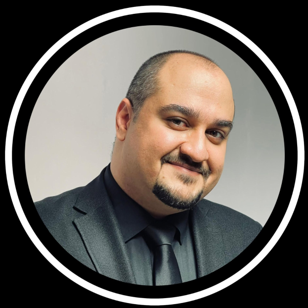 Ein lachender Mann im Anzug und Krawatte vor einem schwarzen Hintergrund, betitelt mit "Anwalt in New York City."