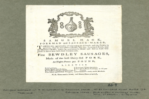 Papier mit gedrucktem Text und einer Illustration mit der Aufschrift "Samuel Hack, Schweinehirt und Wurstmacher, Feine Bewdley Würste."