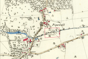 Ein detaillierter alter Stadtplan von Pipewell, der Straßen, Gebäude und Sehenswürdigkeiten mit Text und Nummern zeigt, die eine bestimmte Standortlage angeben.