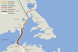 Detailierte Stadtkarte mit einer roten Linie, die die vorgeschlagene Bahnroute markiert, einschließlich Haltestellen und Umgebung, mit Text, der Routeninformationen bereitstellt.