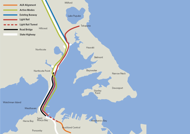 Detailierte Stadtkarte mit einer roten Linie, die die vorgeschlagene Bahnroute markiert, einschließlich Haltestellen und Umgebung, mit Text, der Routeninformationen bereitstellt.