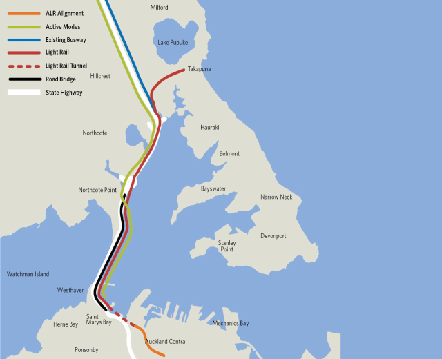 Detailierte Stadtkarte mit einer roten Linie, die die vorgeschlagene Bahnroute markiert, einschließlich Haltestellen und Umgebung, mit Text, der Routeninformationen bereitstellt.