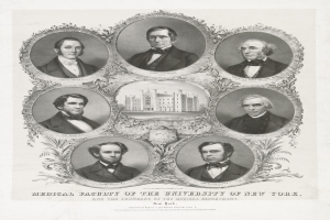 Schwarzes und weißes Foto von formell gekleideten Männern, die vor einem Gebäude posieren, mit Text am unteren Rand, der sie als Medizinische Fakultät der Universität New York und die Gründer des Medizinischen Departments identifiziert.