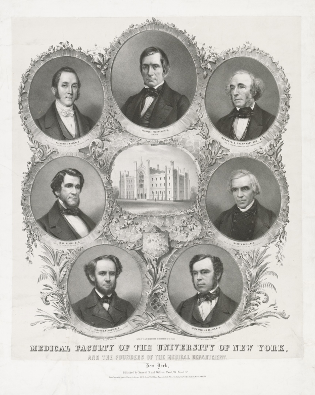 Schwarzes und weißes Foto von formell gekleideten Männern, die vor einem Gebäude posieren, mit Text am unteren Rand, der sie als Medizinische Fakultät der Universität New York und die Gründer des Medizinischen Departments identifiziert.