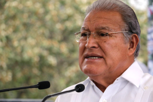 Ein Mann in einem weißen Hemd und Brillengläsern spricht in ein Mikrofon, wahrscheinlich in Reaktion auf eine Entscheidung des Obersten Gerichts.