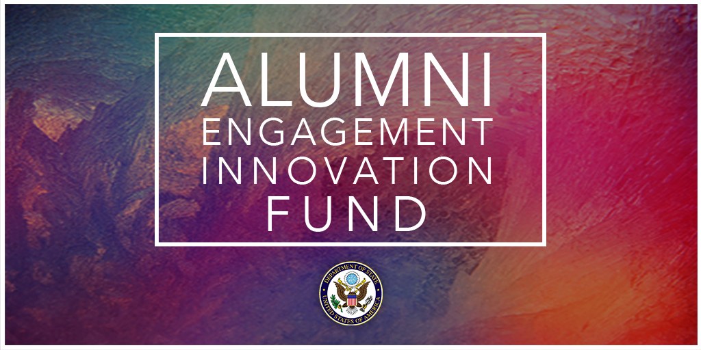 Zentriertes Logo für den Alumni Engagement Innovation Fund auf einem bunten, farbenfrohen Hintergrund mit umgebendem Text.