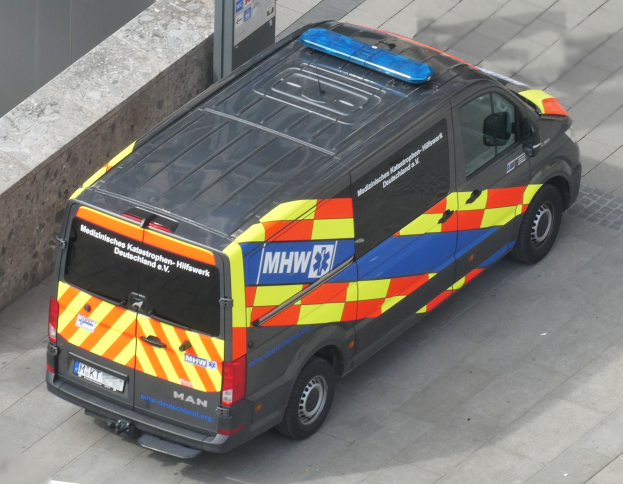 Rettungswagen am Straßenrand neben einer Wand geparkt.