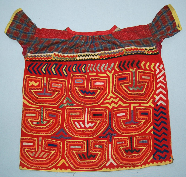 Ein rotes Oberteil mit farbenfroher Stickerei, das geometrische Formen, Blumenmuster und Motive auf einem weißen Hintergrund zeigt.