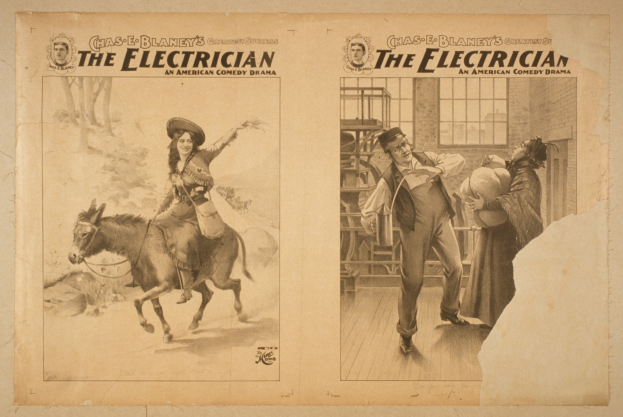 Frau auf einem Pferd auf der linken Seite mit drei Personen auf der rechten Seite, eine hält einen Hut, vor einem Gebäude mit Fenstern und dem Text "The Electrician - Ein Amerikanisches Comedy-Drama" oben.