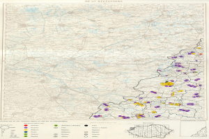 Ein Plakat mit einer Deutschlandkarte, auf der farbige Punkte die Bev├Âlkerungsverteilung darstellen, begleitet von Text und Zahlen am unteren Rand, die die Bev├Âlkerungszahl der Stadt angeben.