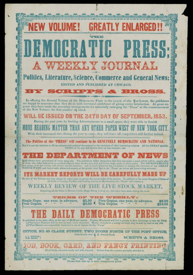 Zeitung mit dem Text "Demokratische Presse: Eine Wochenzeitung" darauf, vor schwarzem Hintergrund.