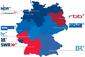 Eine Deutschlandkarte mit rot und blau hervorgehobenen Bundesländern, die die Ergebnisse der Wahl von 2016 zeigt, einschließlich der Namen der Kandidaten und des Wahltermins.