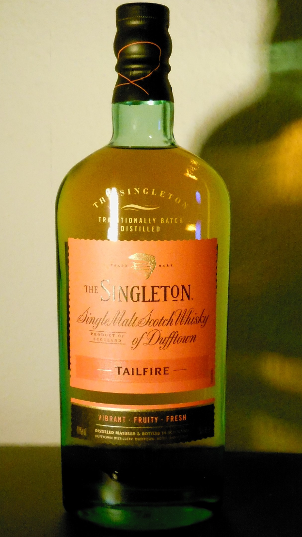 Tiefe Bernsteinflasche Singleton of Dufftown Tailfire Single Malt Scotch Whisky mit schwarzem Etikett mit einem Löwen und einem Burgwappen.
