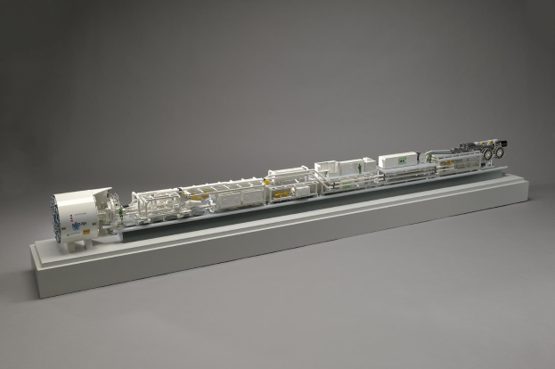 Ein detailliertes Modell eines Wasserstoff-Brennstoffzellensystems, das miteinander verbundene Bauteile wie einen Kraftstofftank, ein Filter und eine Einspritzvorrichtung auf einer weißen Oberfläche zeigt.