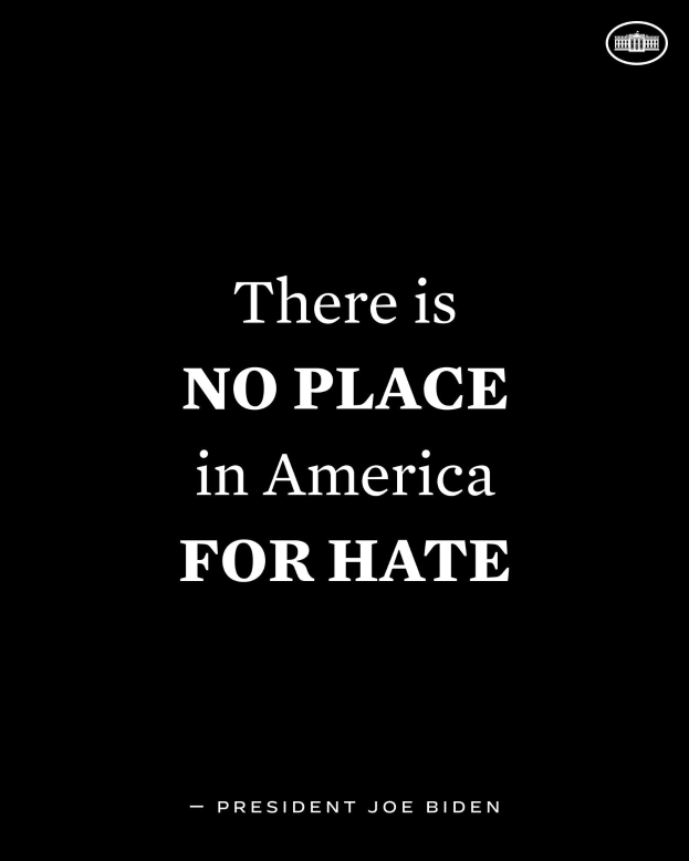 Schwarzer Hintergrund mit fetter weißer Schrift, die den Satz "Es gibt keinen Platz in Amerika für Hass" von Präsident Joe Biden enthält.