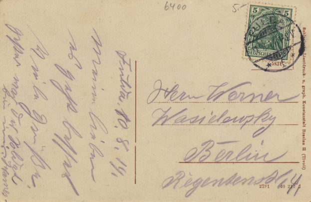 Alter Umschlag mit einer Briefmarke, die an Berlin, Deutschland, adressiert ist und den Text "Berlin" und die Zahl "5c" trägt.