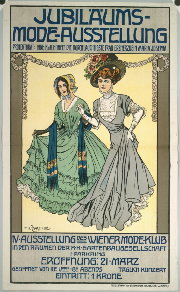 Ein Plakat, das eine Modenschau mit zwei Frauen in Kleidern ankündigt, wobei eine ein langes, wallendes Kleid trägt und die andere ein Kleid mit hohem Kragen und langen Ärmeln, beide mit einem Dutt, vor einem hellblauen Hintergrund mit schwarzer, fetter Schrift.