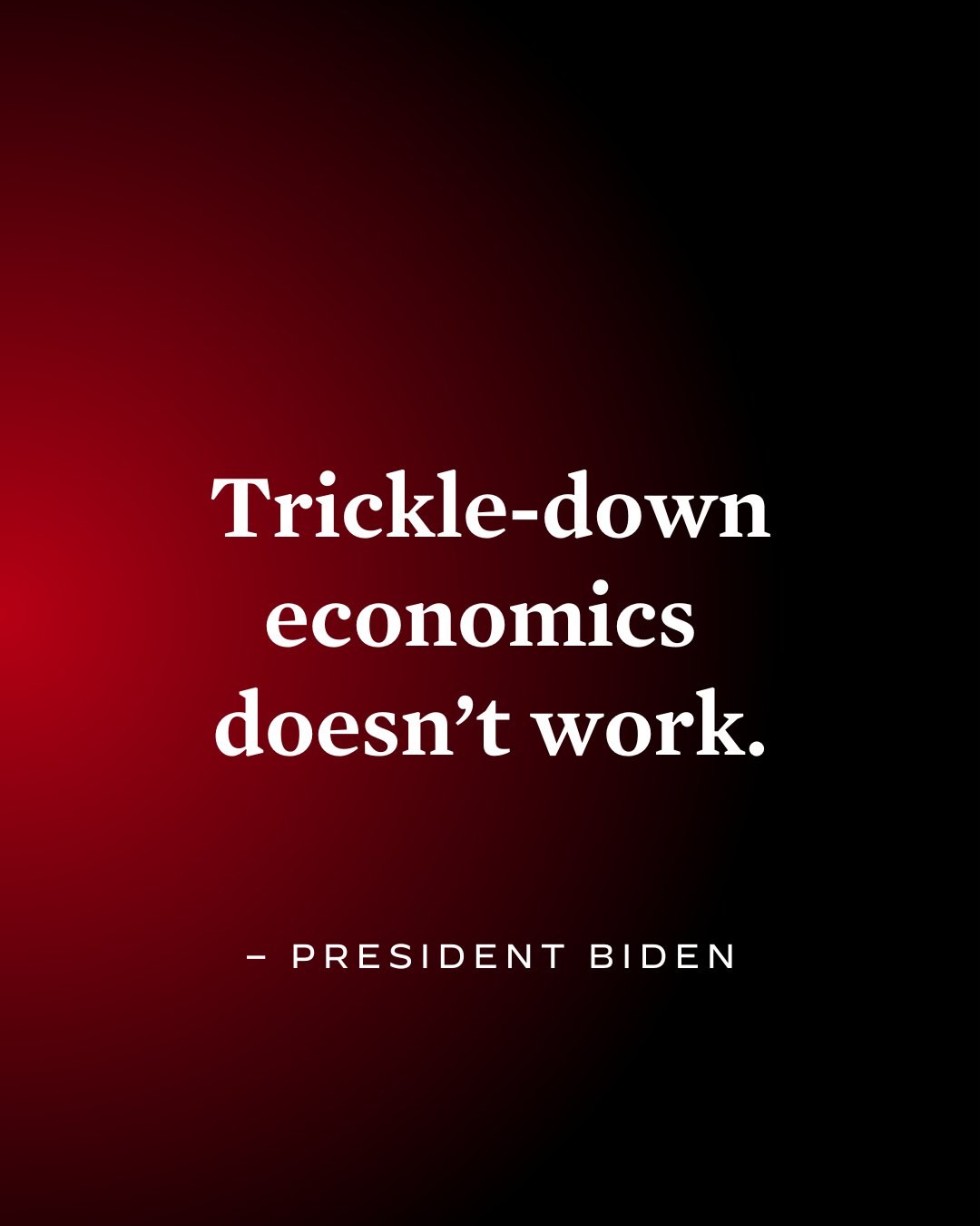Plakat mit fetter schwarzer Schrift "Trickle-Down Economics Doesn't Work" auf weißem Hintergrund, eingerahmt von einem schmalen schwarzen Rand, begleitet von einem Zitat des Präsidenten Biden.