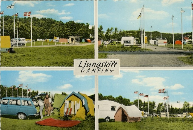 Eine Postkarte, die einen Campingplatz mit einem geparkten Auto, Zelten, Menschen, Fahnen, Bäumen, einer Straße, einem bewölkten Himmel und einer Texttafel im Vordergrund zeigt.